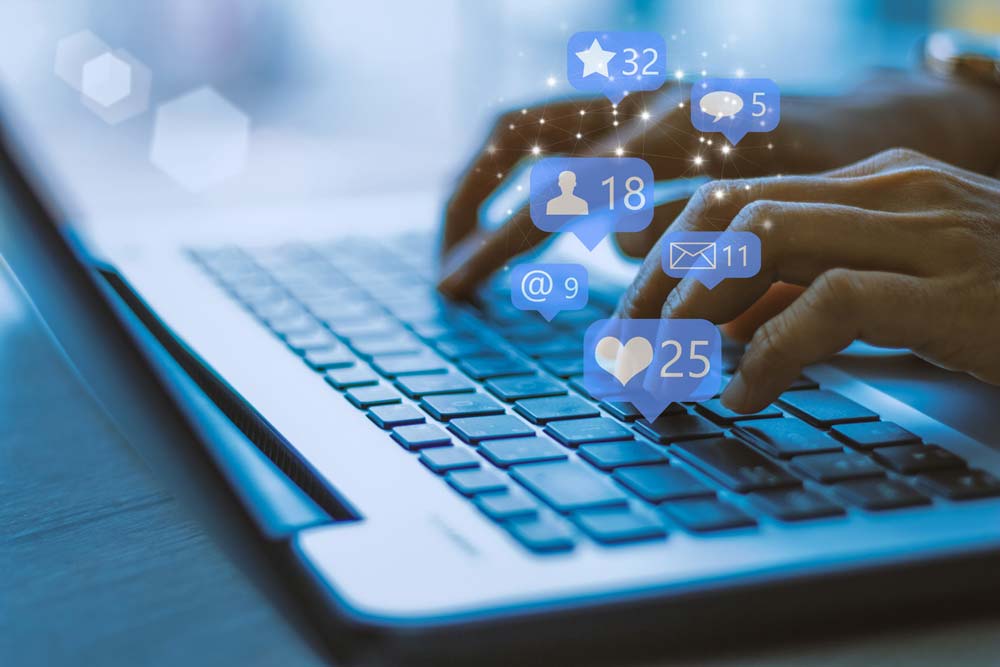 off-page seo laptop with social icons